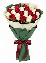 Букет Микс из красных и белых роз в Онгудай