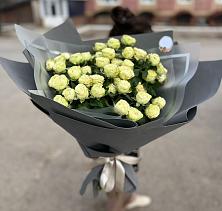 Букет Белые кустовые розы Солинеро в Онгудай