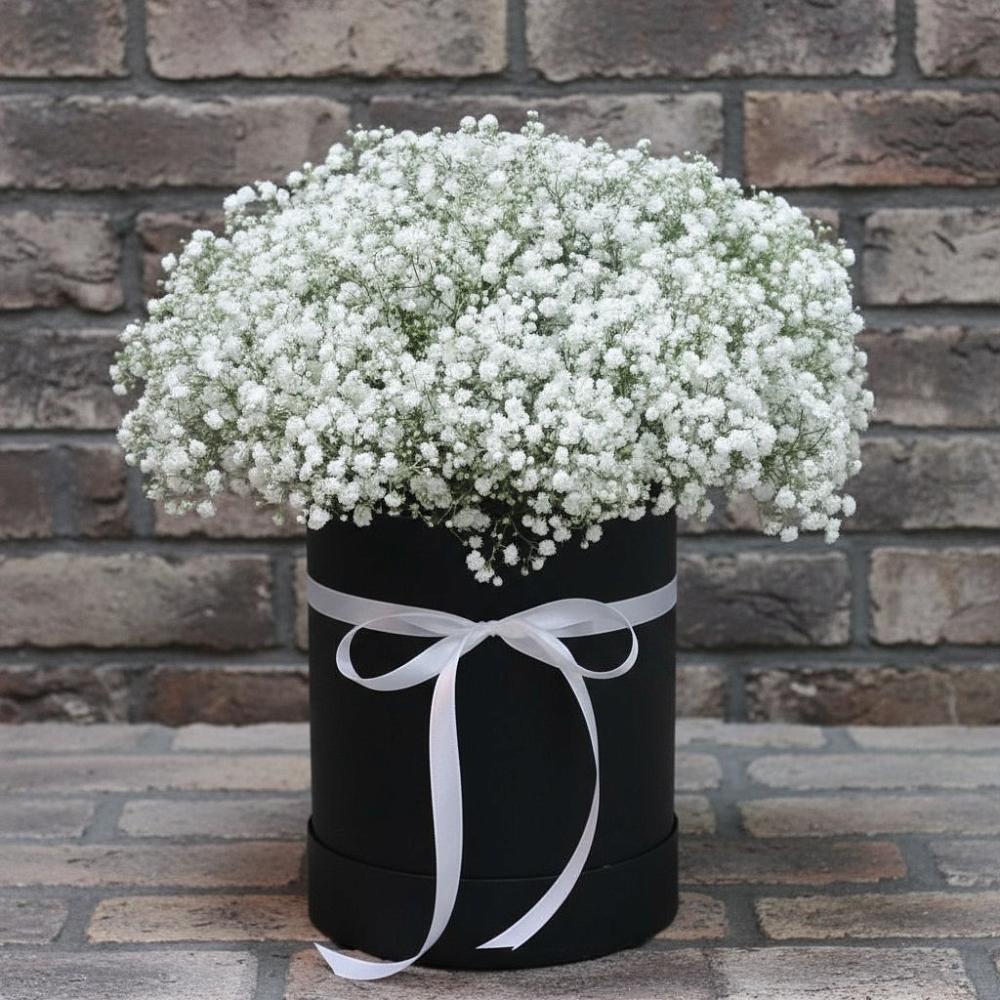 Цветочная композиция из Гипсофила в шляпной коробке в Онгудай