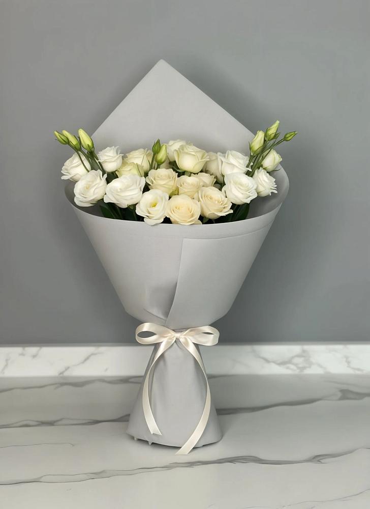 Букет цветов из: Розы и Лизиантусы в Онгудай