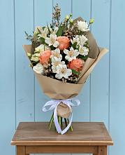 Букет цветов из:  Альстромерии, Лизиантусы, Розы и Хризантемы в Онгудай