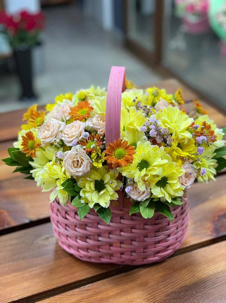 Цветочная композиция из Хризантемы и Розы в корзине в Онгудай