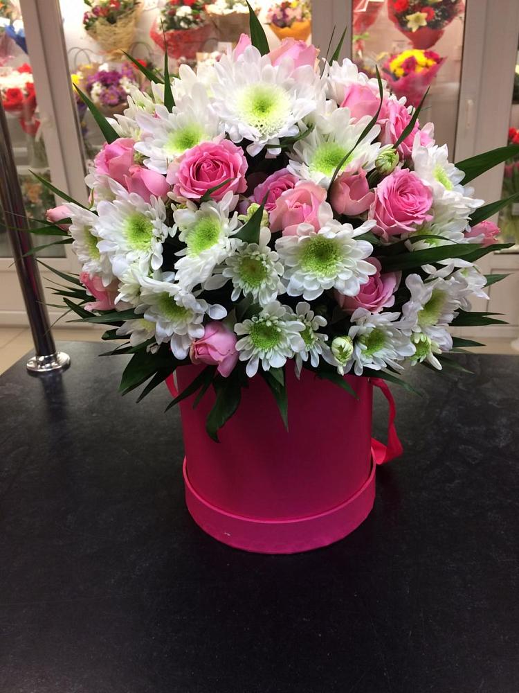 Цветочная композиция из Розы и Хризантемы в шляпной коробке в Онгудай