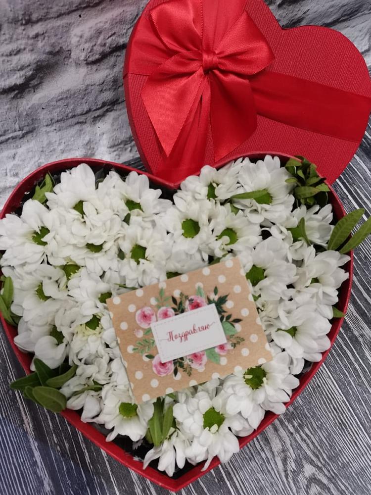 Цветочная композиция из Хризантемы в виде сердца в Онгудай