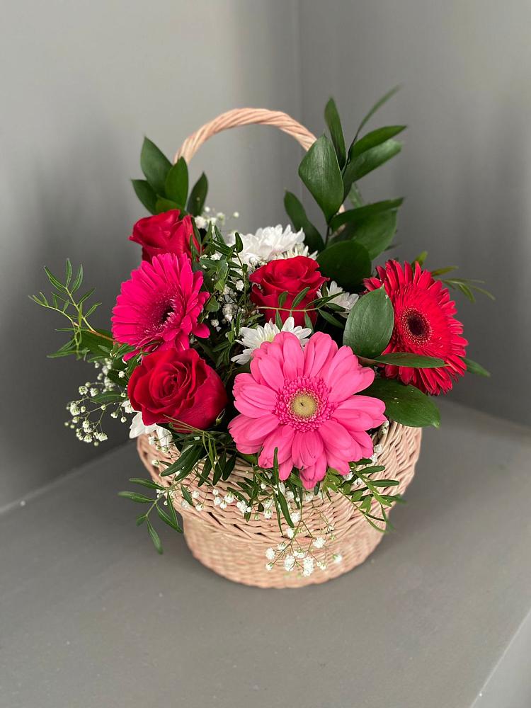 Цветочная композиция из Розы, Хризантемы и Герберы в корзине в Онгудай