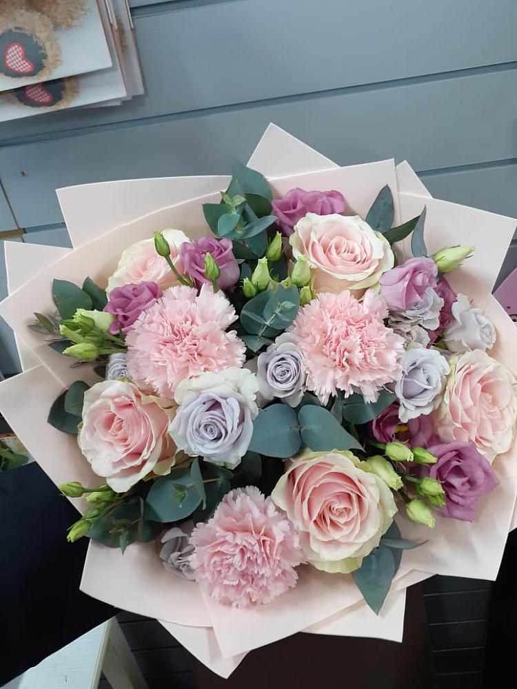 Букет цветов из: Розы, Гвоздики и Лизиантусы в Онгудай