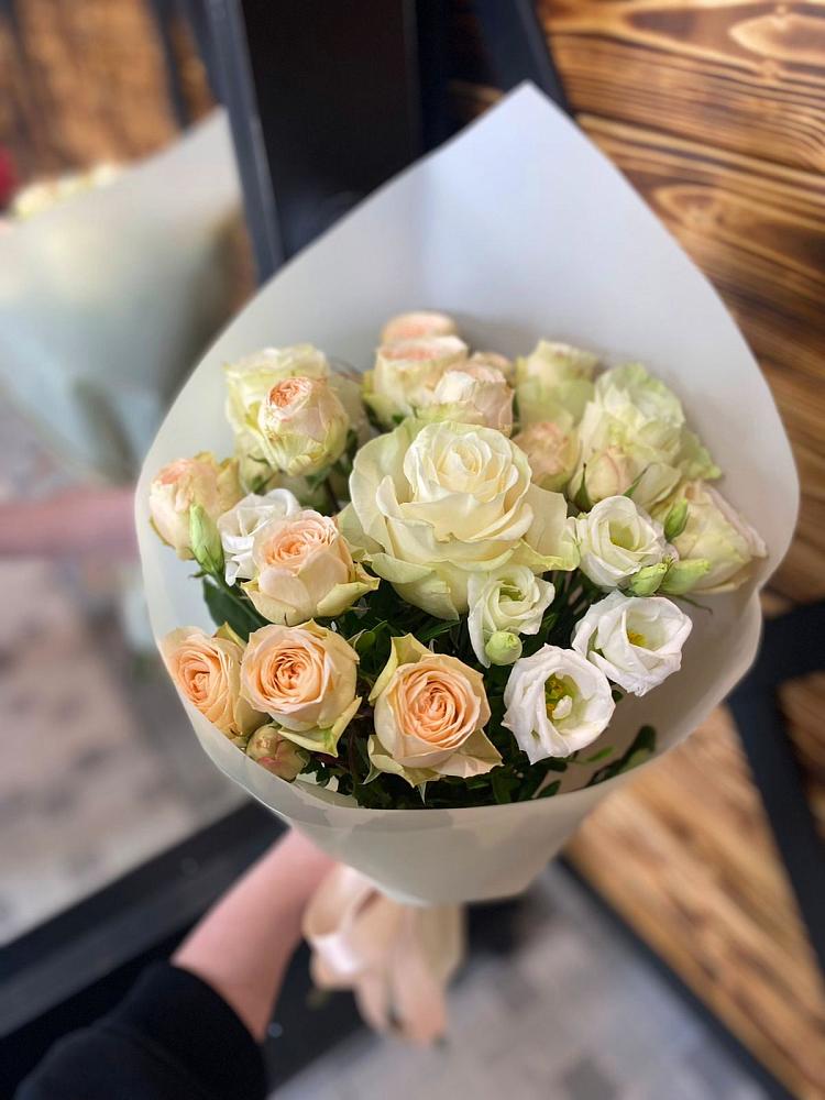 Букет цветов из: Розы и Лизиантусы в Онгудай